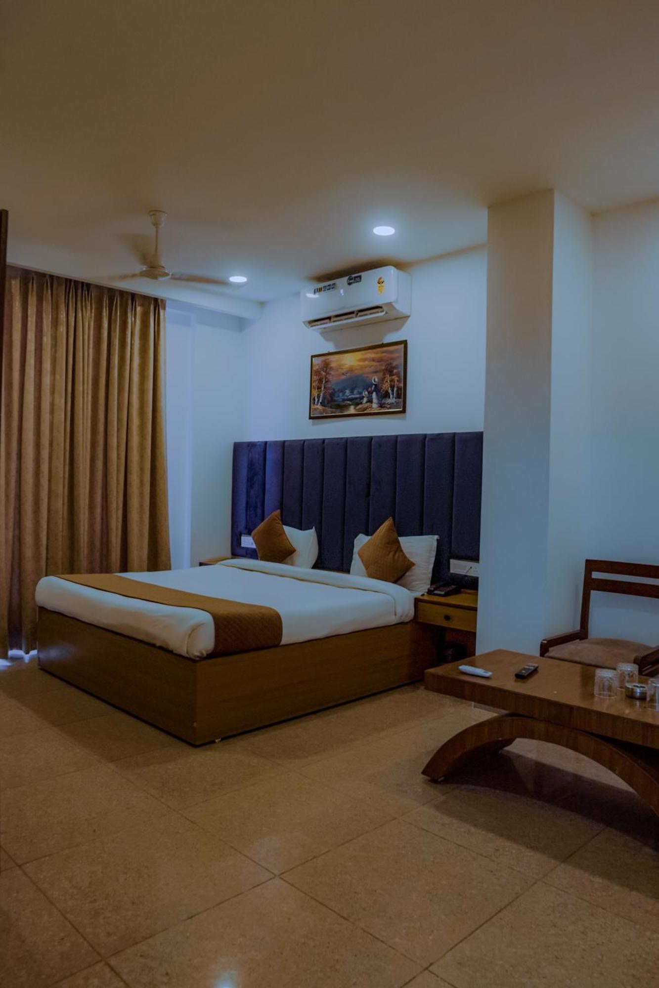 Hotel Lake View Chandigarh Exterior photo